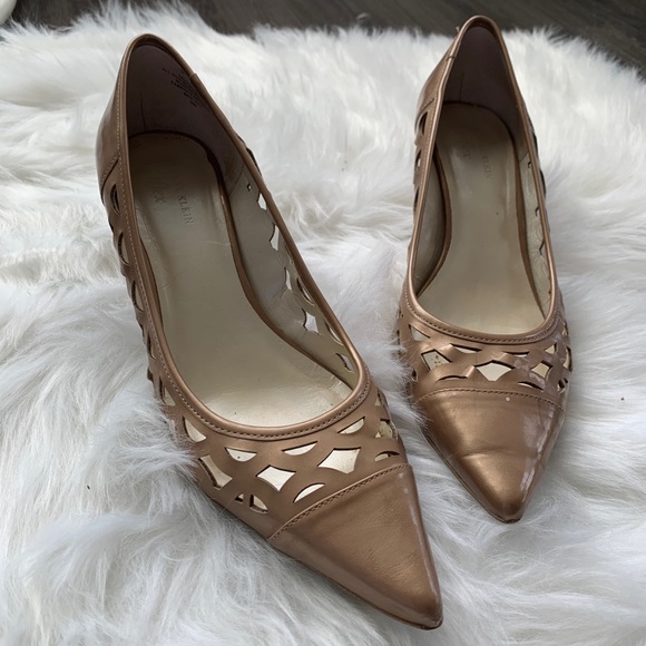 Classic kitten heel with clever designed cutouts - Picture 1 of 2